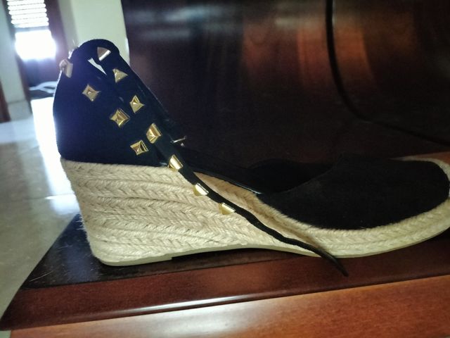 Sandalias cuña negras y beige