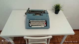 Máquina de escribir antigua.
Olivetti studio 46.