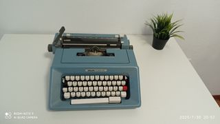 Máquina de escribir antigua.
Olivetti studio 46.