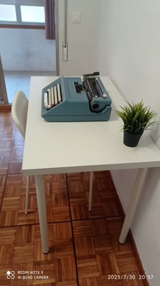 Máquina de escribir antigua.
Olivetti studio 46.
