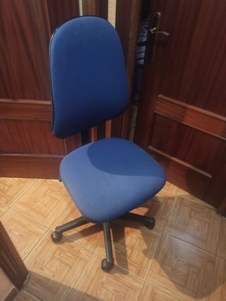 Pack Silla oficina giratoria azul y monitor