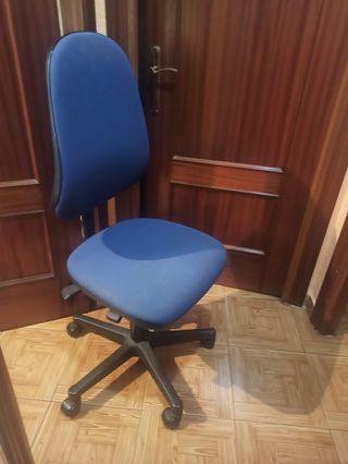 Pack Silla oficina giratoria azul y monitor