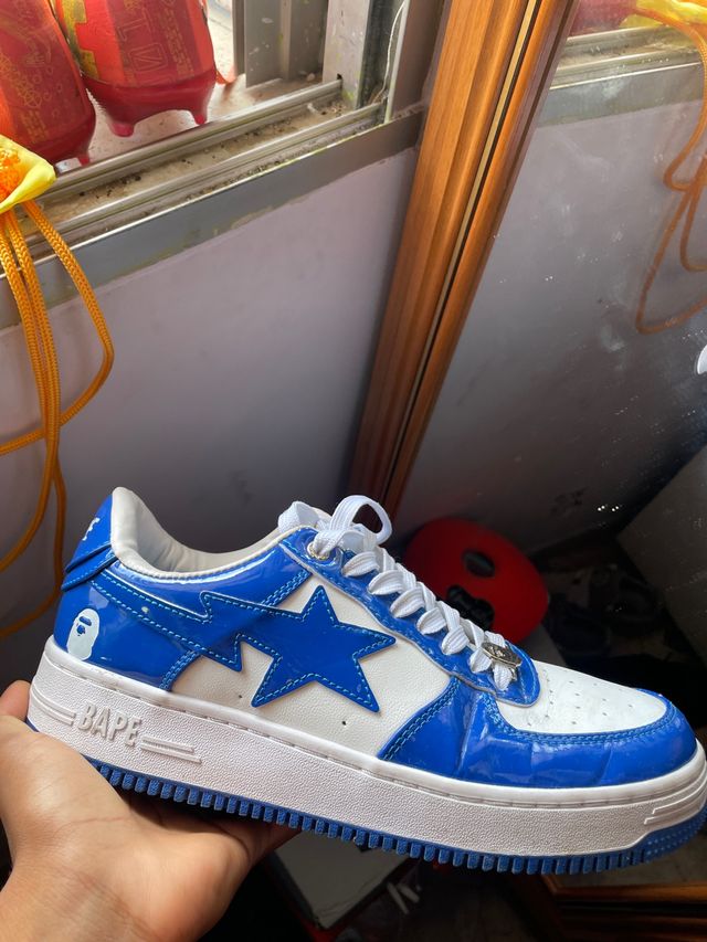 Zapatillas BAPE (A Bathing Ape) azules y blancas
