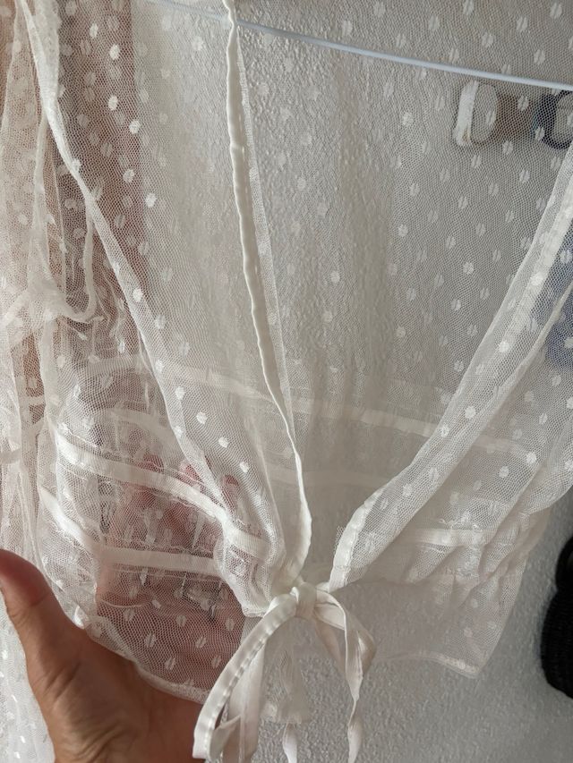 Top blanco transparente lunares