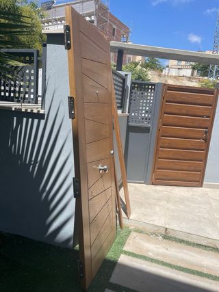 Puerta exterior madera maciza de roble