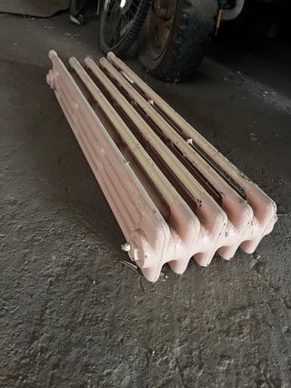 Radiador de hierro fundido antiguo de 5 elementos