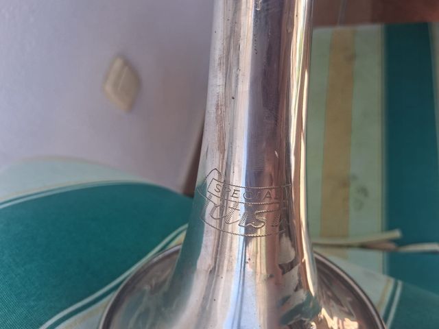 Trompeta y armónica antiguas y corneta