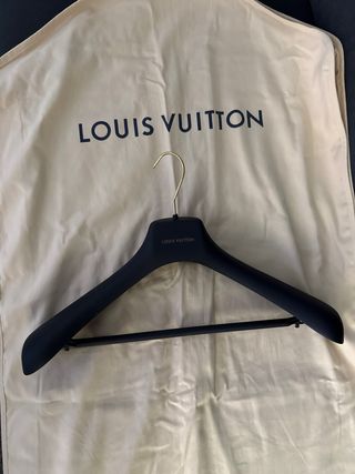 Porta Traje Percha Louis Vuitton
medidas 110x56