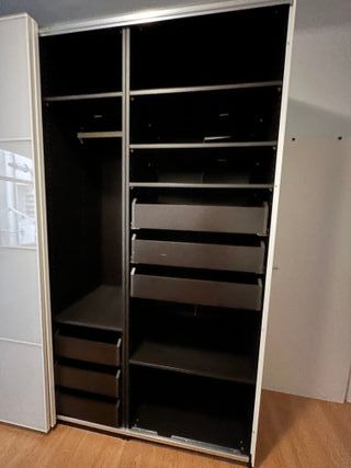 Armario empotrado blanco y negro