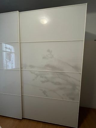 Armario empotrado blanco y negro