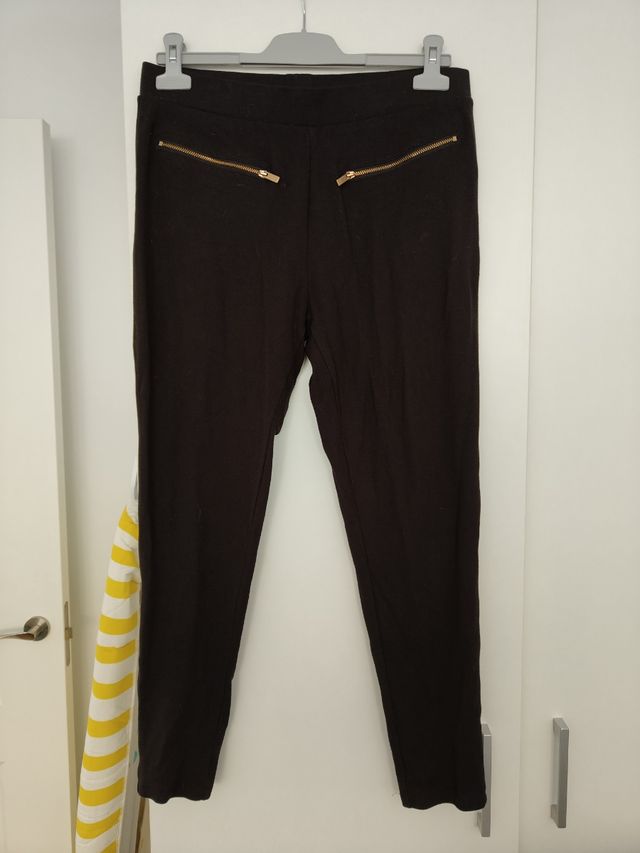 Pantaloni neri elasticizzati