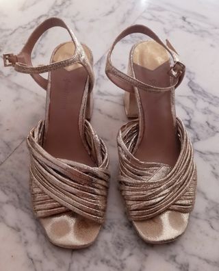 Sandalias Stradivarius doradas 38