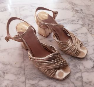 Sandalias Stradivarius doradas 38