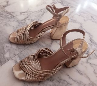 Sandalias Stradivarius doradas 38