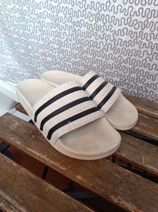 Chanclas Adidas blancas y negras