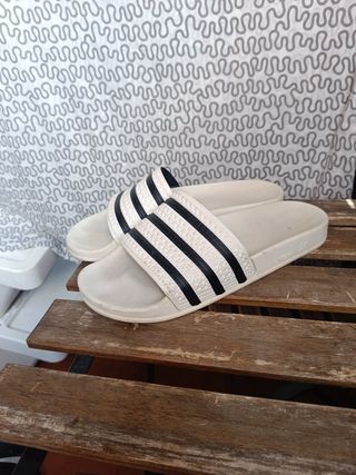 Chanclas Adidas blancas y negras