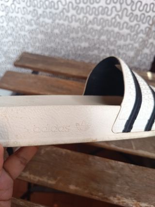Chanclas Adidas blancas y negras