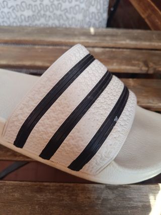 Chanclas Adidas blancas y negras
