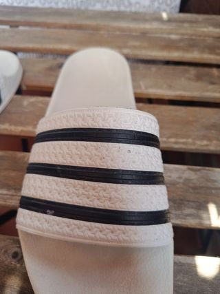 Chanclas Adidas blancas y negras