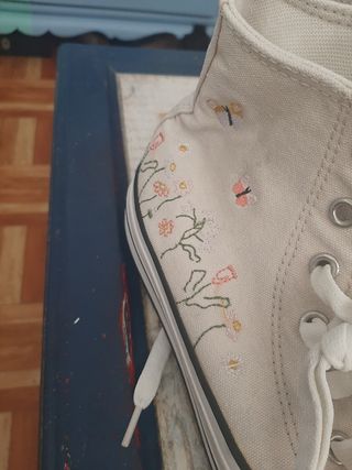 Converse beige altas bordadas