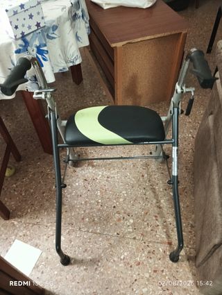 Andador con dos ruedas y asiento plegable
