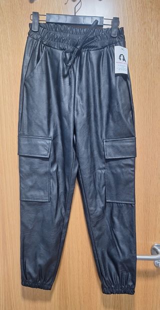 Pantalones cargo piel sintética negros