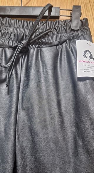 Pantalones cargo piel sintética negros