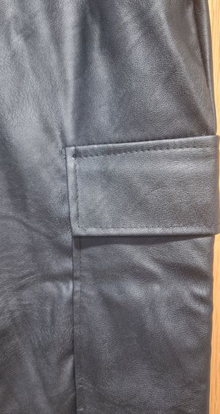 Pantalones cargo piel sintética negros