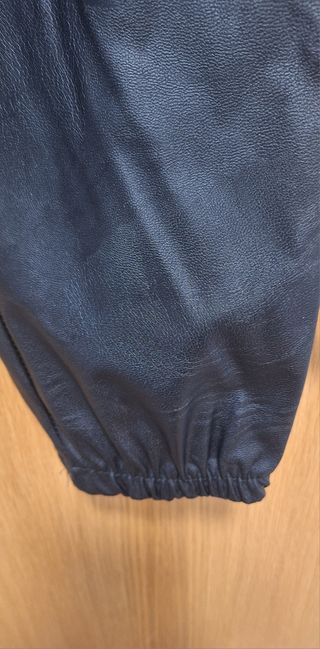 Pantalones cargo piel sintética negros