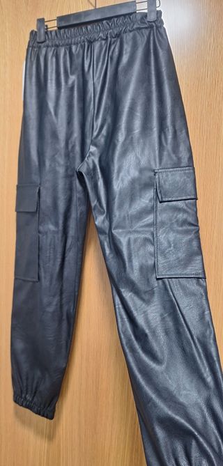 Pantalones cargo piel sintética negros