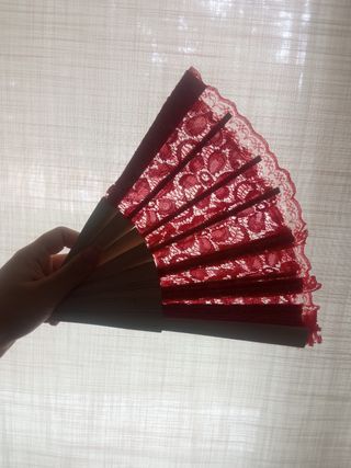 Abanico rojo de encaje