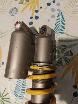 Kit horquilla y amortiguador Showa Beta