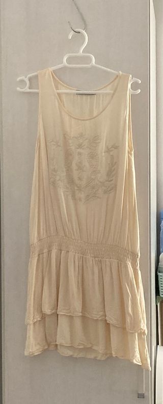Vestido beige sin mangas