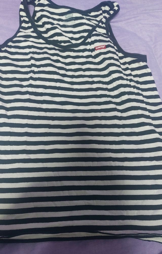 Camiseta Levi's rayas blancas y negras