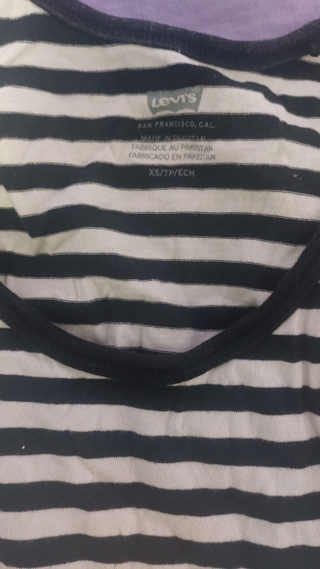 Camiseta Levi's rayas blancas y negras