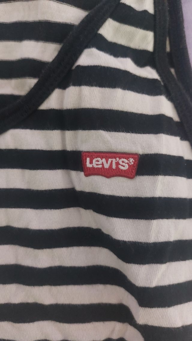 Camiseta Levi's rayas blancas y negras