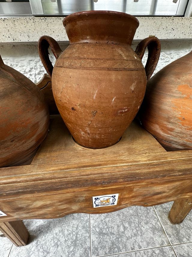 Cantarera antigua de madera con tinajas