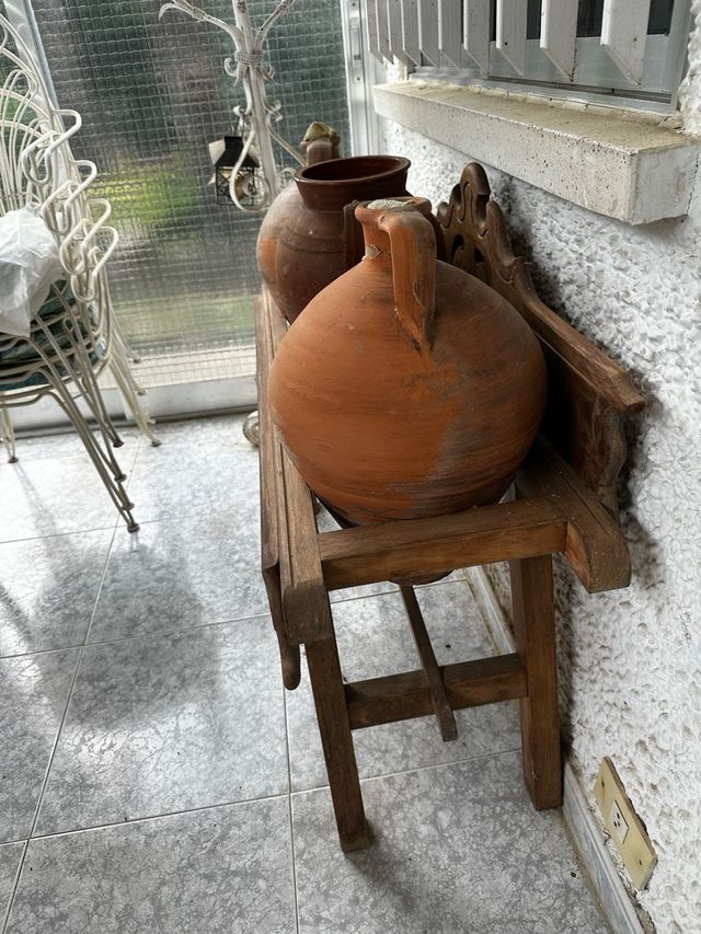 Cantarera antigua de madera con tinajas