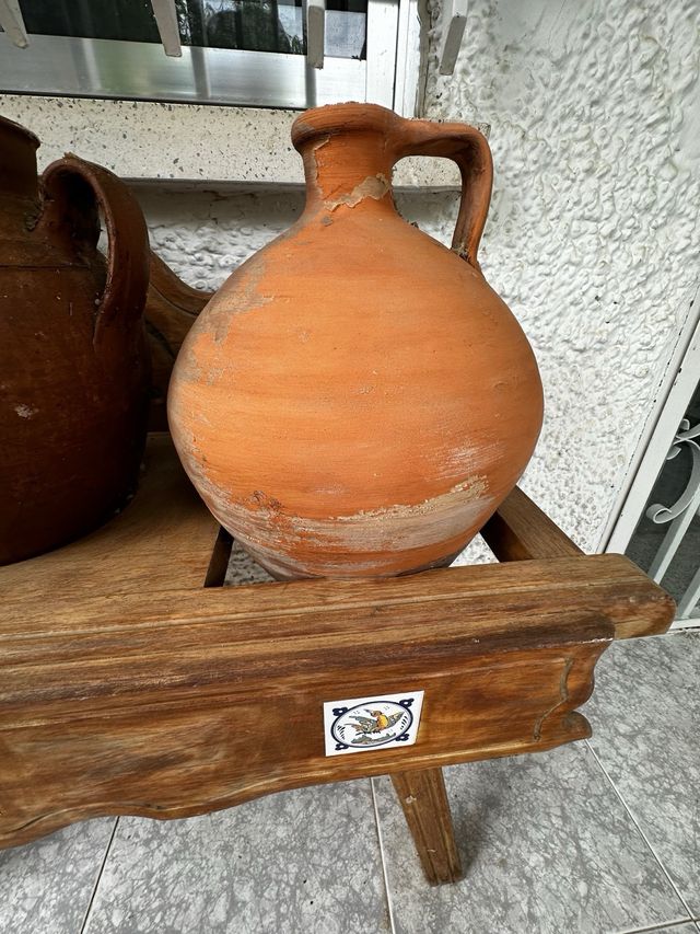 Cantarera antigua de madera con tinajas