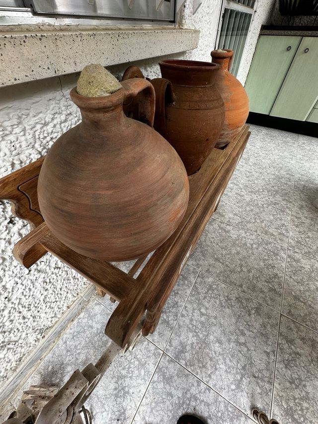 Cantarera antigua de madera con tinajas