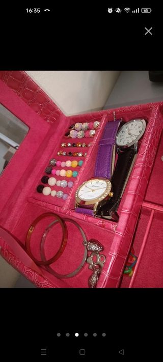 Joyero con relojes y pulseras