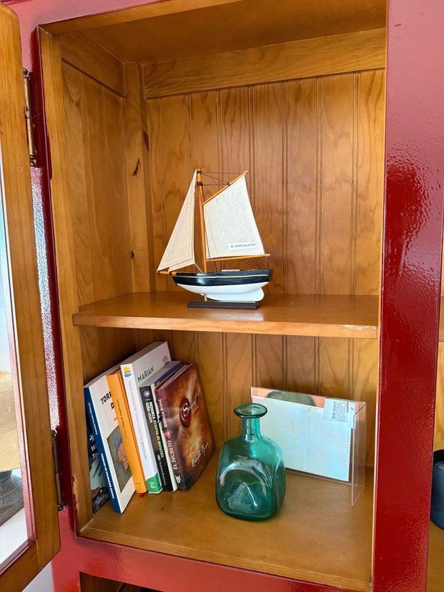 aparador madera granate- Mueble con cristal