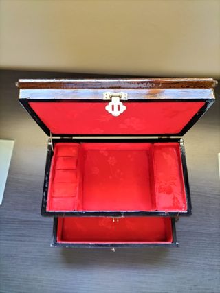 Joyero antiguo de madera con incrustaciones