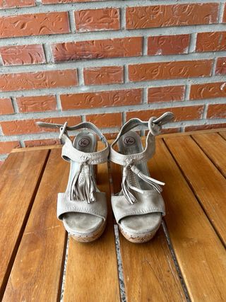 Sandalias tacón cuña beige
