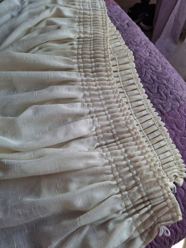 Cortina beige y dorada