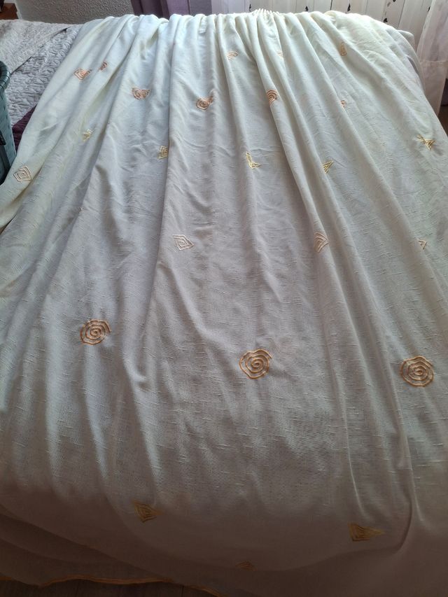 Cortina beige y dorada