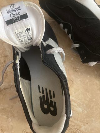 Zapatillas New Balance 327 negras y plateadas