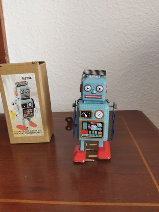 Tren, coche y robot vintage, de hojalata.