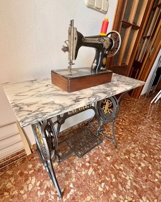 Máquina coser Singer antigua + mesa mármol