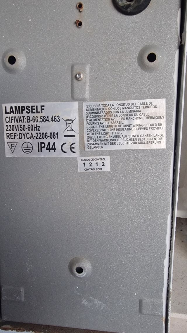 Lámpara exterior metal gris, marca Karina de leroy